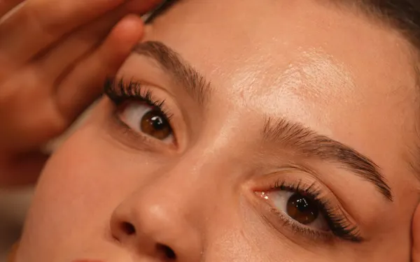 Kaş Laminasyonu mu, Microblading mi? Hangi Kaş Uygulaması Size Uygun?